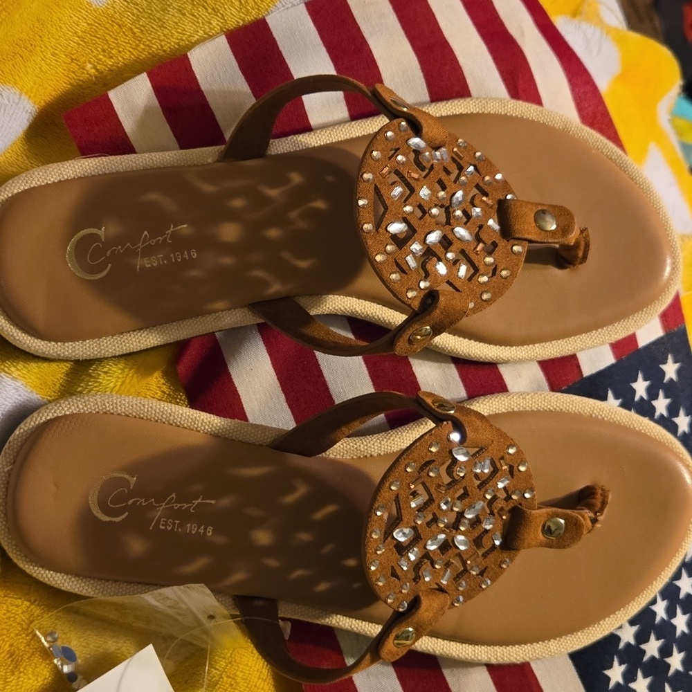 ❣️NWT❣️Catos Women's Brown Rhinestone Medalion Sandals Sz 7🩴🏖
